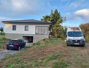 Zateplení stropu novostavby bungalovu pomocí foukané izolace